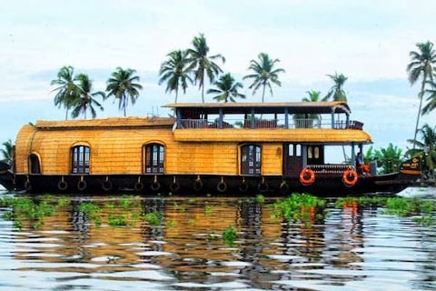 Pearl Spot Houseboat